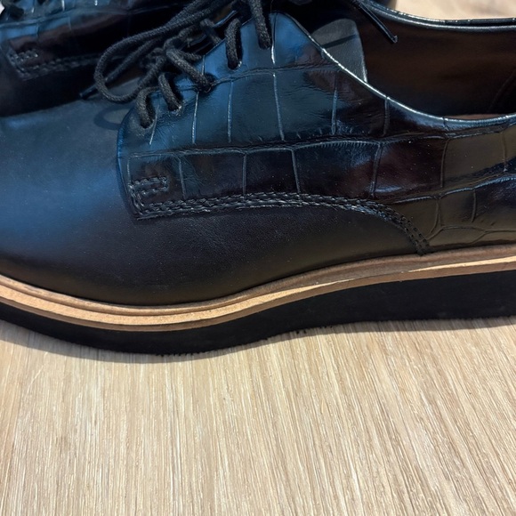 Clarks Women’s Black Leather Oxford Shoes – Size 7.5 – Croc-Embossed Detail - Picture 2 of 5